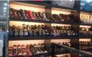Hà Nội phát hiện công ty kinh doanh hàng ngàn sản phẩm thời trang có dấu hiệu giả mạo