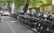 Hà Nội tăng phí trông giữ xe ô tô lòng đường, hè phố từ 30.000 đến 400.000 đồng/m²/tháng