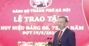 Hà Nội trao Huy hiệu 80, 75, 70 năm tuổi Đảng cho 34 đảng viên lão thành