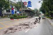 Hà Nội xử phạt xe bến làm rơi bùn kéo dài trên đường Láng