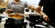 Hệ thống Cơm thố Bách Khoa bị tố kém vệ sinh, chủ dùng chìa khóa gẩy dị vật