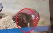 Hai chị em bé gái tử vong thương tâm vì bị nhốt trong xe hơi ở Ấn Độ