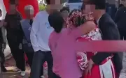 Hai người lạ chặn đám cưới đòi 200 tệ, cô dâu 'đứng hình'