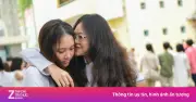 Học sinh chuyên Trần Đại Nghĩa ôm nhau trong lễ bế giảng đầy cảm xúc