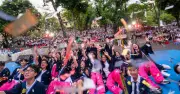 Học sinh Nguyễn Thị Minh Khai hát dưới mưa trong lễ tri ân trưởng thành