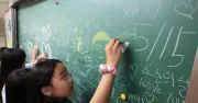 Học sinh tiểu học bị tố hành hung cô giáo suốt 20 phút