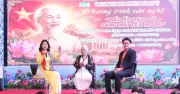 Học sinh TP.HCM xúc động nghe đạo diễn 97 tuổi kể chuyện về Bác
