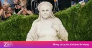Heidi Klum gây sốc tại Met Gala 2026 với trang phục tượng sống