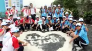 Hơn 100 học sinh TP.HCM trải nghiệm làm muối tại ruộng muối Long Điền