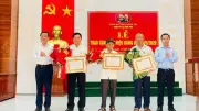 Hơn 1.500 đảng viên được trao tặng Huy hiệu Đảng dịp 19/5