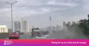 Hàng chục tấm tôn rơi từ xe đầu kéo trên Vành đai 3, ô tô suýt gặp nạn