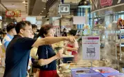 Hàng ăn quán nước chật kín khách xếp hàng dịp nghỉ lễ 30/4 - 1/5