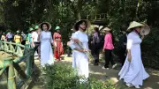 Hàng nghìn người về quê Bác tham quan Khu di tích Kim Liên