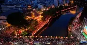 Hàng nghìn người Việt lời cầu nguyện thả hoa đăng mừng Phật Đản ở TPHCM