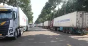 Hàng trăm container đậu kín bến xe Dầu Giây gây ách tắc giao thông