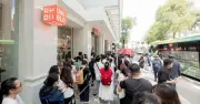 Hàng trăm người xếp hàng mua sắm tại UNIQLO dịp Tuần Lễ Cảm Ơn