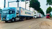 Hàng trăm xe container chở sầu riêng ùn ứ tại bến xe Dầu Giây, gây ách tắc giao thông