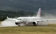 Hành khách la hét khi máy bay lao khỏi đường băng tại Croatia