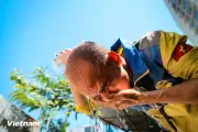 Hành trình bám đường của tài xế công nghệ trong đợt nắng nóng như thiêu đốt ở thủ đô