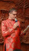 Đại sứ Pháp mặc áo dài chấm thi tiếng Pháp gây ấn tượng mạnh