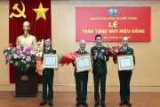 Đại tướng Phan Văn Giang trao Huy hiệu 70 năm tuổi Đảng tặng Đại tướng Phạm Văn Trà
