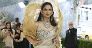 Isha Ambani diện sari vàng kim cương tại Met Gala, gây sốt với túi xoài thép
