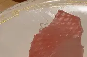 Ký sinh trùng bò ngoe nguẩy trên sashimi ở Hong Kong gây ám ảnh