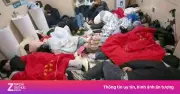 Khách du lịch chen chúc ngủ kín nhà vệ sinh ở núi Thái Sơn