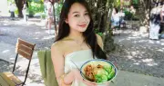 Khách Hàn thử quán xôi nhà giàu ở TPHCM, xuýt xoa muốn ra Hà Nội ngay