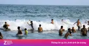 Khách 'nhảy sóng' ở điểm đến đông chưa từng thấy dịp 30/4