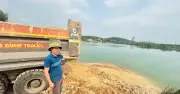 Khởi tố giám đốc doanh nghiệp đổ gần 180 tấn bùn thải xuống hồ nước