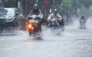 Không khí lạnh tràn về, Bắc Bộ và Trung Bộ mưa dông, đề phòng lốc sét