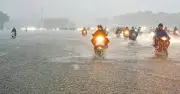 Không khí lạnh tràn về gây mưa lớn, dông lốc, mưa đá ở Bắc Bộ từ đêm 7/5
