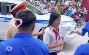 Khoảnh khắc 'Con lên xe!' giữa mùa thi: CSGT Đồng Nai hỗ trợ thí sinh đến nhầm điểm thi