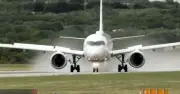 Khoảnh khắc máy bay Airbus A220 cày nát bãi cỏ sau khi trượt khỏi đường băng