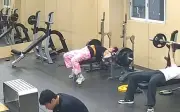 Khoảnh khắc thót tim: Người đàn ông suýt bị tạ 145kg đè bẹp