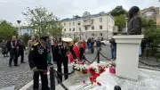 Lễ dâng hoa kỷ niệm 136 năm ngày sinh Chủ tịch Hồ Chí Minh tại Vladivostok