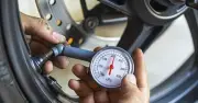 Lý do và cách kiểm tra áp suất lốp xe đúng cách