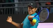 Learner Tien xuất sắc vượt qua Acosta sau 5 set kịch tính tại Roland Garros 2026