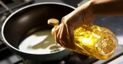 Lời khuyên cho gia đình dùng dầu thực vật nấu ăn: Tránh đun quá điểm khói