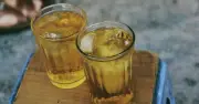 Lời khuyên cho người hay uống trà đá: Uống sai cách hại dạ dày, thận