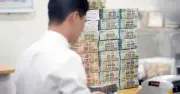 Lãi suất tiết kiệm vẫn neo cao, ngân hàng âm thầm tăng lãi suất