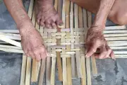 Làng đan rổ xóm Bàu chỉ còn vài cụ già U80 bám trụ giữ nghề
