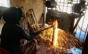 Làng nghề rèn Tiến Lộc: Giữa nắng nóng 40 độ, thợ rèn vẫn miệt mài bên lò lửa