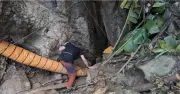 Lào giải cứu thành công 4 người mắc kẹt 10 ngày trong hang ngập nước