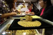 Lo ngại lãi suất tăng gây áp lực lên giá vàng thế giới