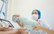 Luật Dân số 2025: Nghỉ thai sản 6-7 tháng, ưu tiên nhà ở xã hội cho người có 2 con