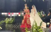 Mẹ chồng diện lễ phục cưới lấn át cô dâu gây tranh cãi