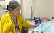 Mẹ già kiệt quệ mong có 30 triệu đồng cứu con trai bị tai biến