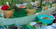 Đám giỗ miền Tây độc lạ: Tiệc băng chuyền trên mặt nước thu hút triệu view